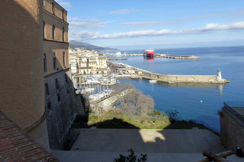 Bastia : Le Port sous le Palais
                        du Gouverneur dans la citadelle