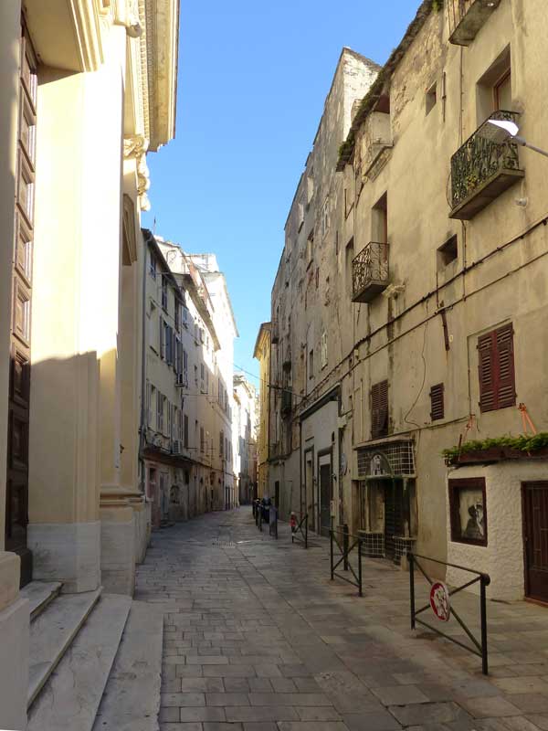 Bastia : rue St-Jean derrière le
                        Vieux-Port