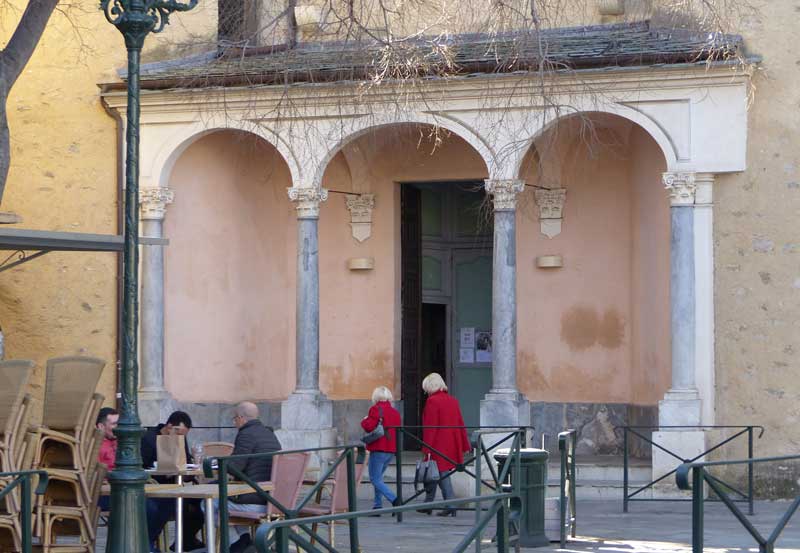 Bastia : loggia d'accès à l'église
                        St-Jean-Baptiste sur la Place du Marché