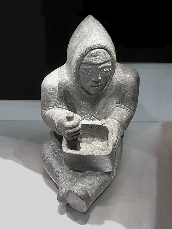 Homme-sculptant-au-ciseau-un-pot-en-pierre-traditionnel-Lukasie-Tunu,-Saviakjuk,-1958.jpg