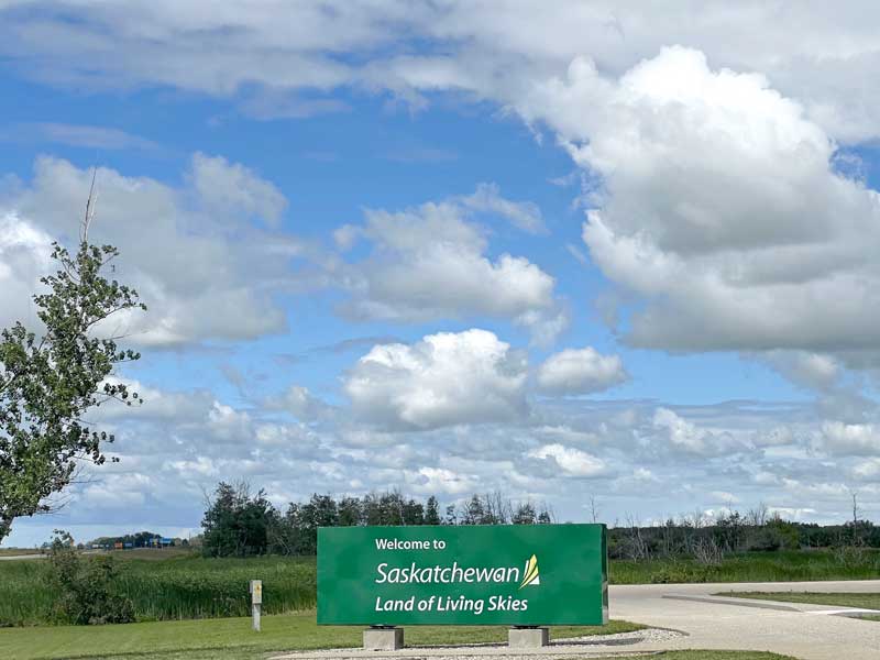 Entree-en-Saskatchewan-Pays-des-ciels-vivant