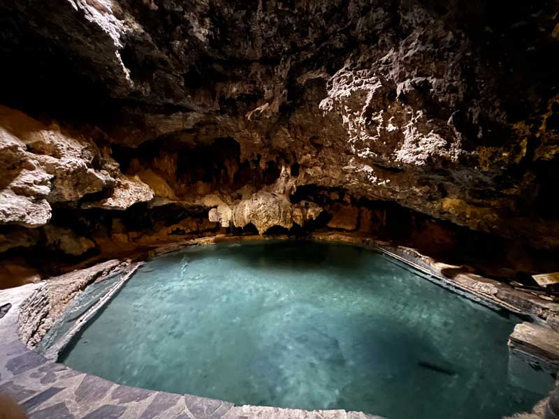 le-bassin-dans-la-grotte