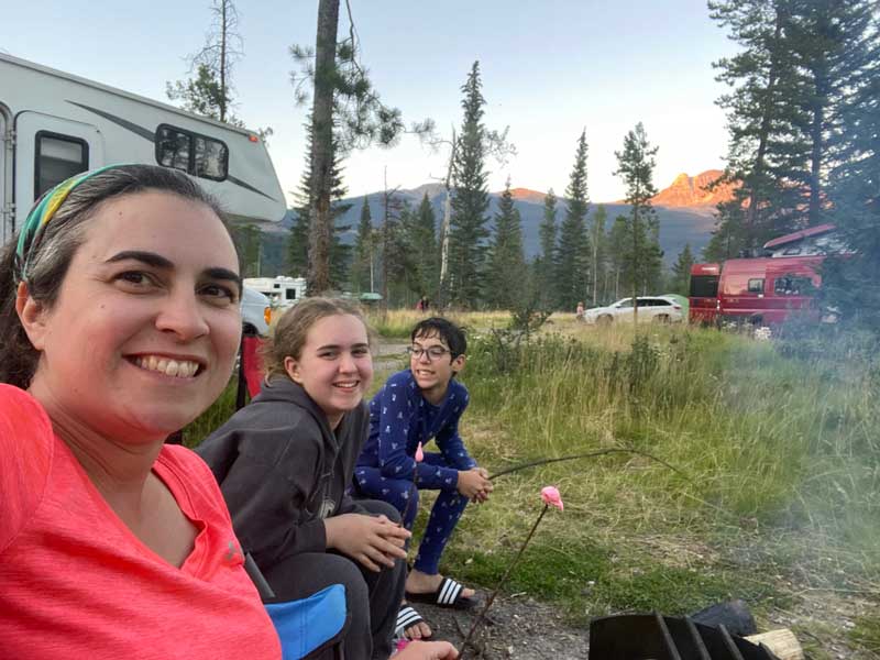 Juliette, Hermione et Gabriel font griller des
            guimauves au camping Wapiti de Jasper