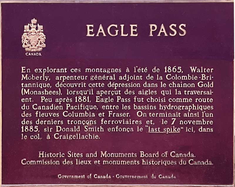 Eagle-Pass : palque célébrant «the-last-spike»
                    en 1885