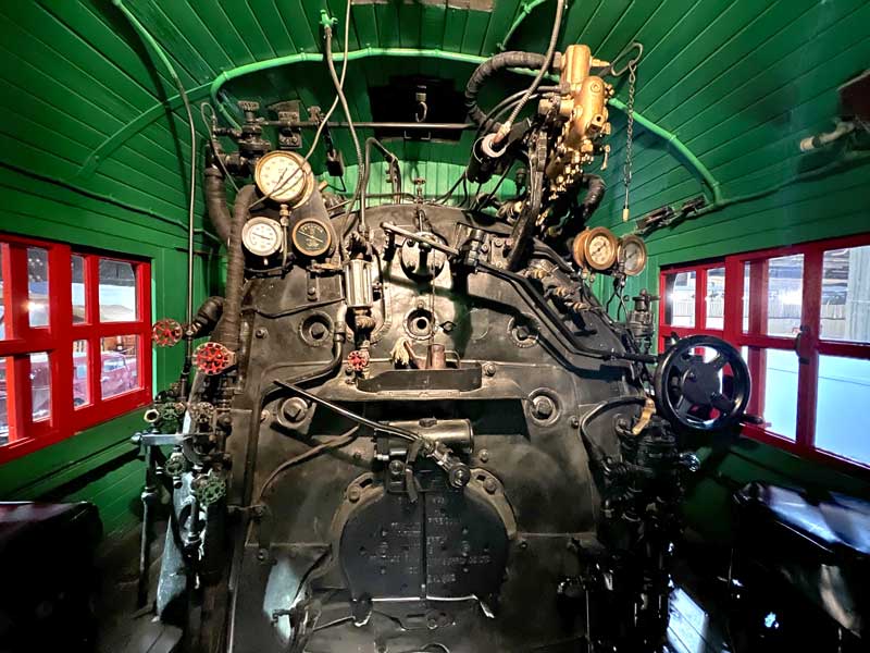 Poste de commande et chaudière de la loco No
                    2634 (1913)