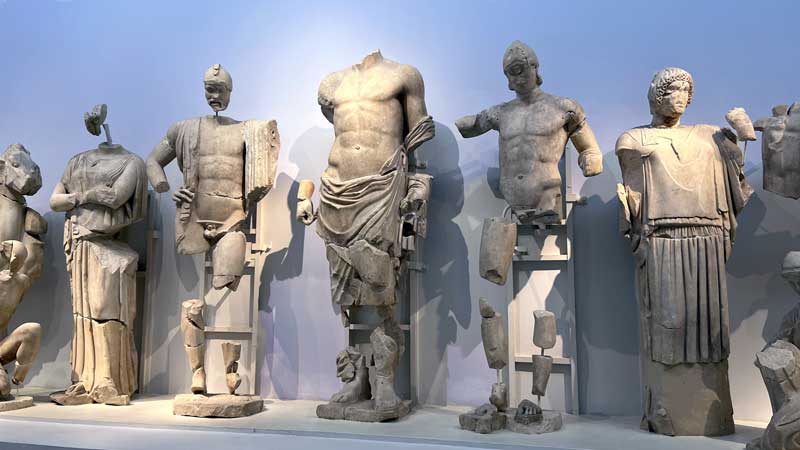 Fronton-est-du-Temple-de-Zeus : les personnages
            centraux