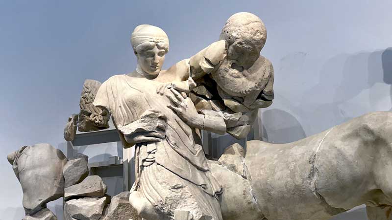 FRonton-ouest-du-temple-de-Zeus-Femme-lapithe-et-centaure