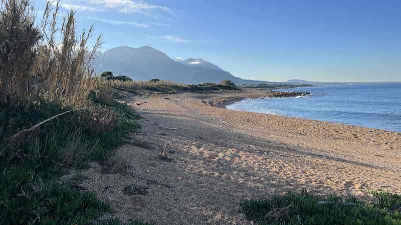 Plage devant bivouac entre Kalo Nero et
                    Kyparissia au matin