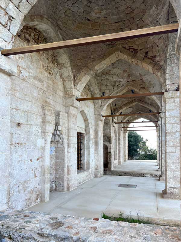 Portique de
                    l'église-de-la-Transfiguration-du-Sauveur