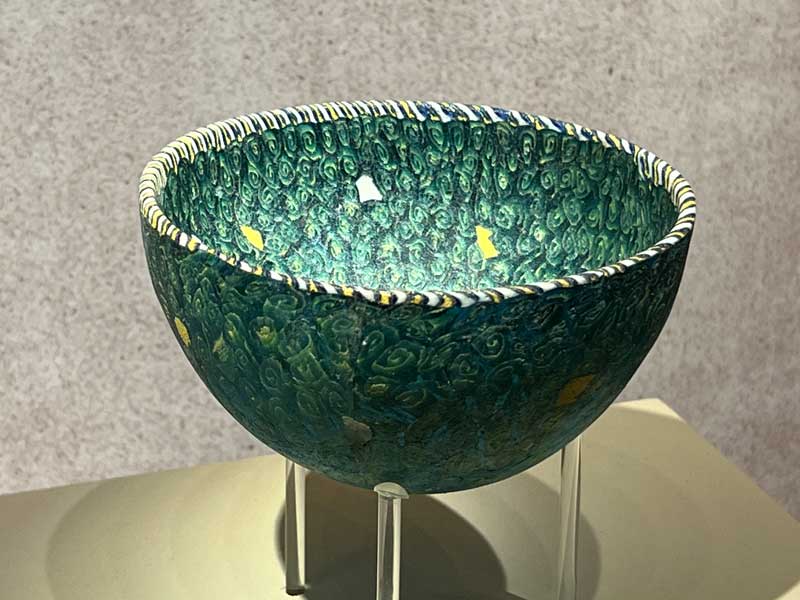 Skyphos Vase en verre millefiori (mosaique
                    multicolore) 3e-1er s. av JC