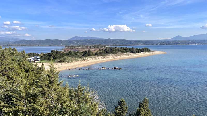 Au départ de la balade vers Palaiokastro, la
                    plage de Divari sur la Baie de Navarin et Limni
                    Divariou