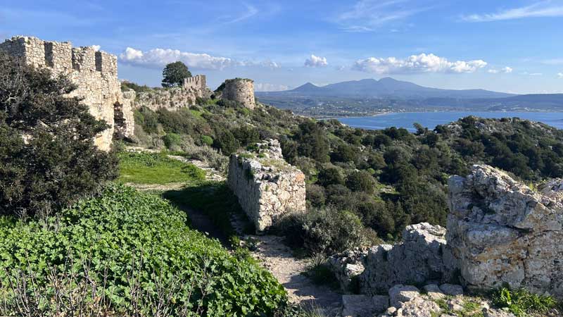 Remparts du Paleokastro côté ouest ; au fond
                    Pylos