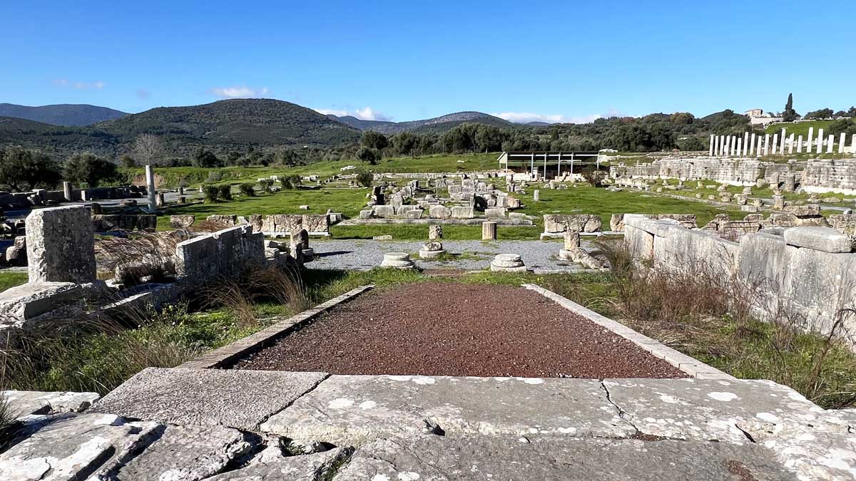 Depuis le Propylon le temple central de l 'Asclepeion
