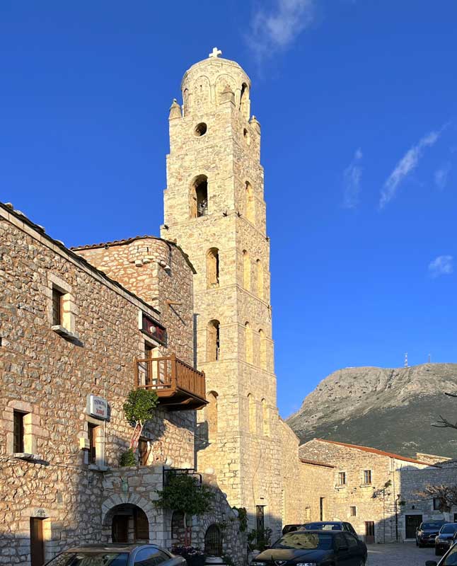 Areopoli- : clocher de l'église des
                    Taxiarques-(XVIIIe)