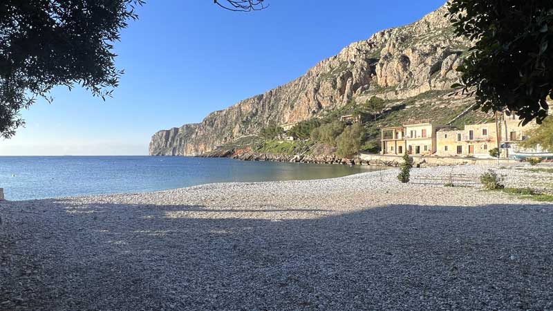 Gerolimenas : la plage de galets au matin.