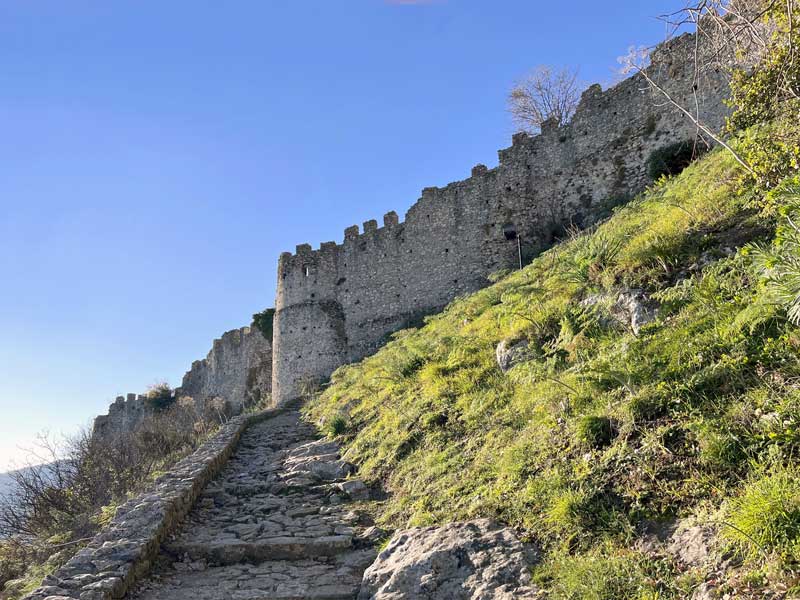 Arrivée sous le rempart de la citadelle