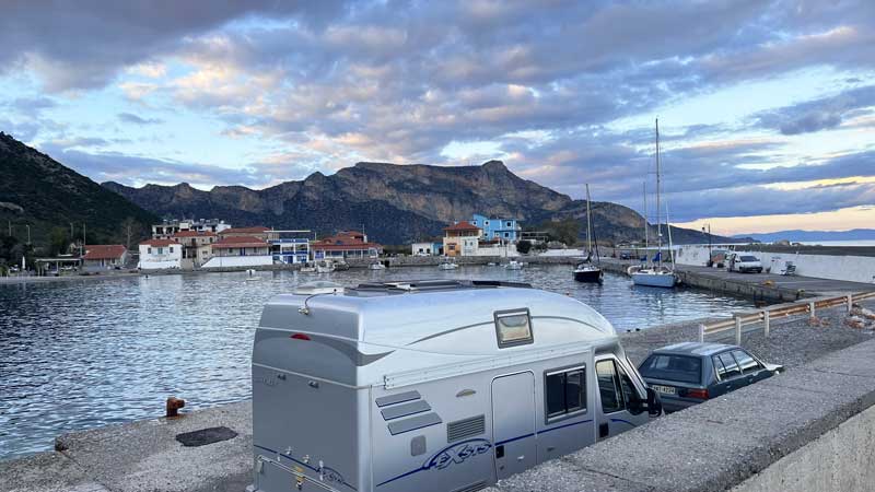 Port de Plaka Exsis au bivouac au bout de la jetée