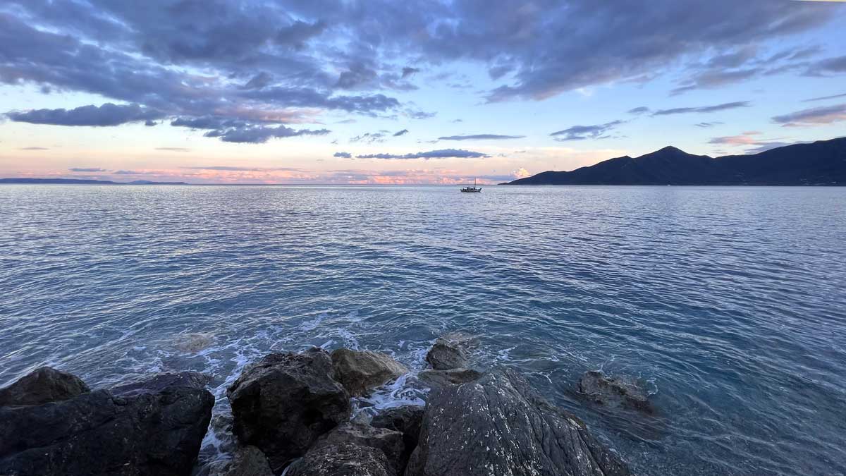 Crépuscule devant mon bivouac sur le port de Plaka