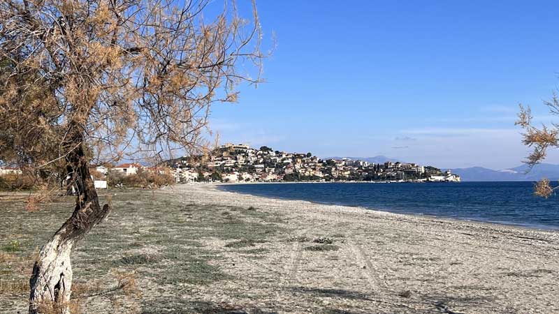 Paralia Astros : l'immense plage de petit galet
                  rond sous le vieux village
