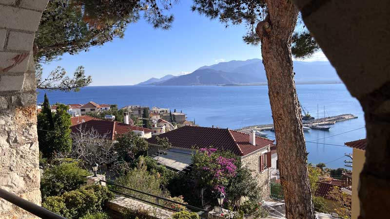 Paralia Astros : la plage et la côte au sud