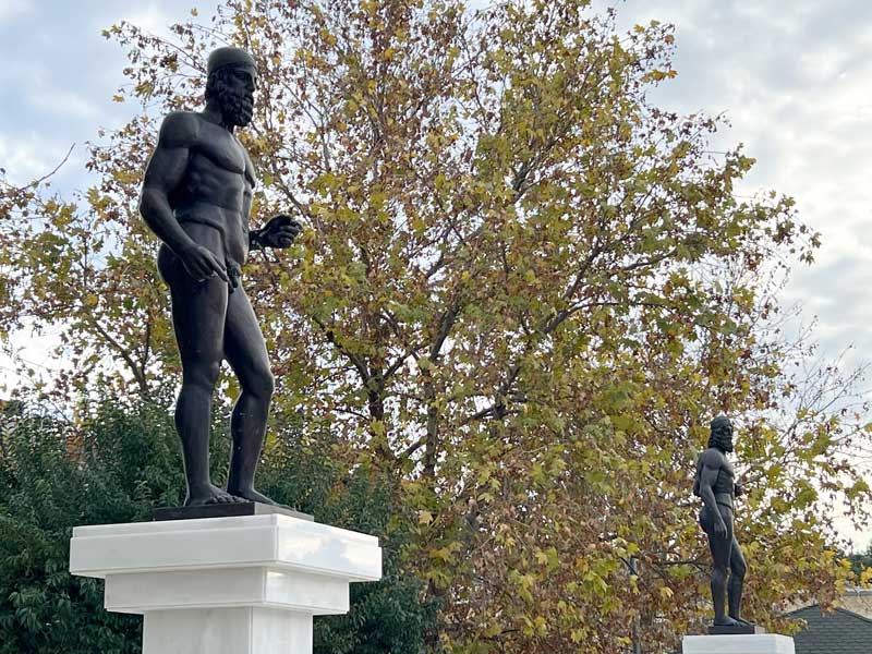 Argos : statue du Guerrier B de Riace devant la
                  place du marché