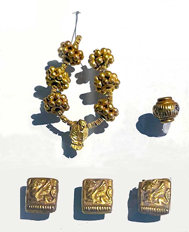 Perles en or (1400-1300 av. J-C) - Plaques en
                      or avec sphinx en rellief (1350-1300 av. J-C)