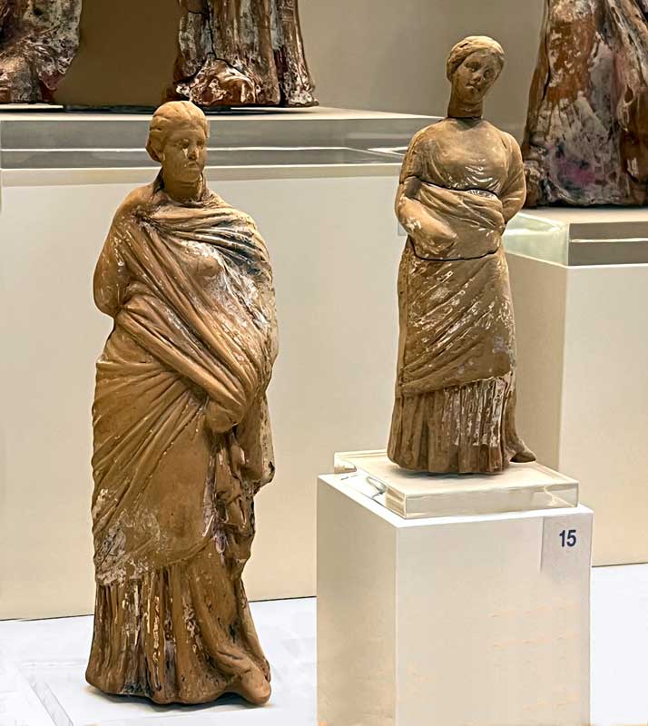 Figurines de femmes drapées, fin 4e s. av.
                      J-C