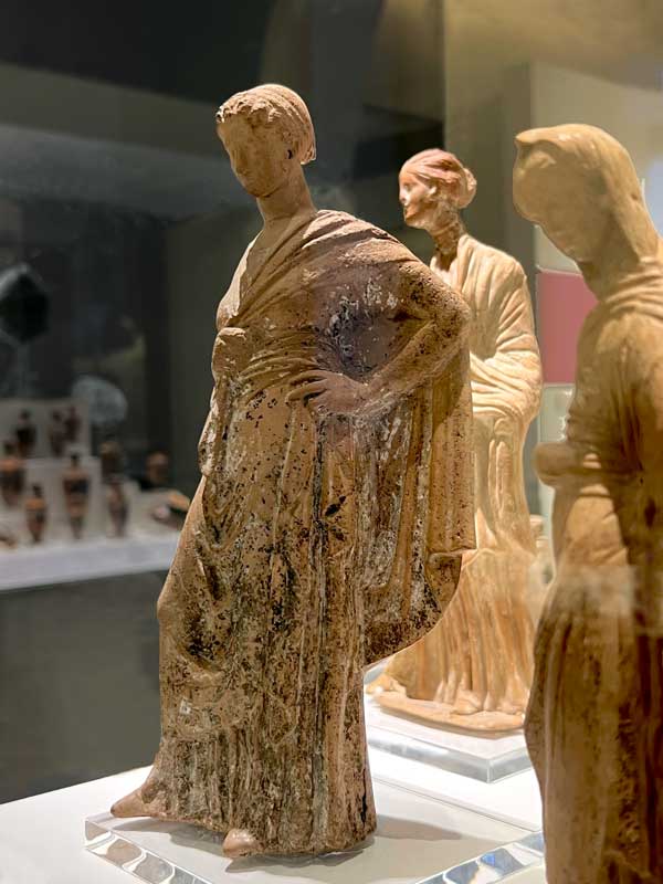 Femme portant chiton et himation, de type
                      Sophocléen (325-300 av. J-C)