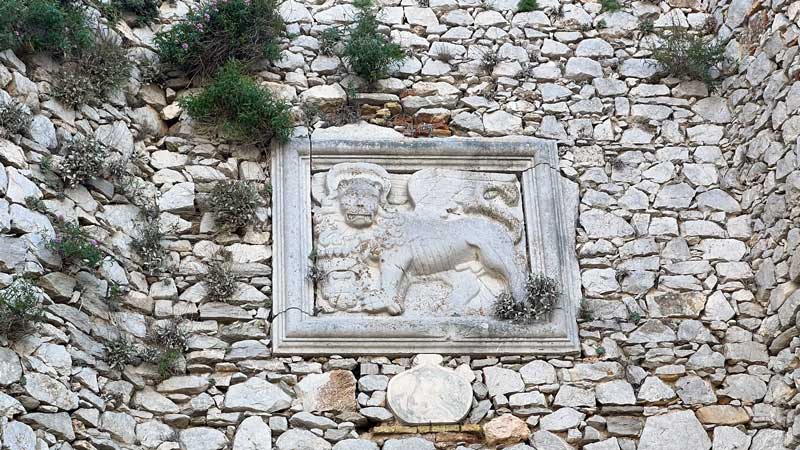 Le lion de-Venise-au- desssus-de-la-porte du
                      bastion d'Aghios Andreas