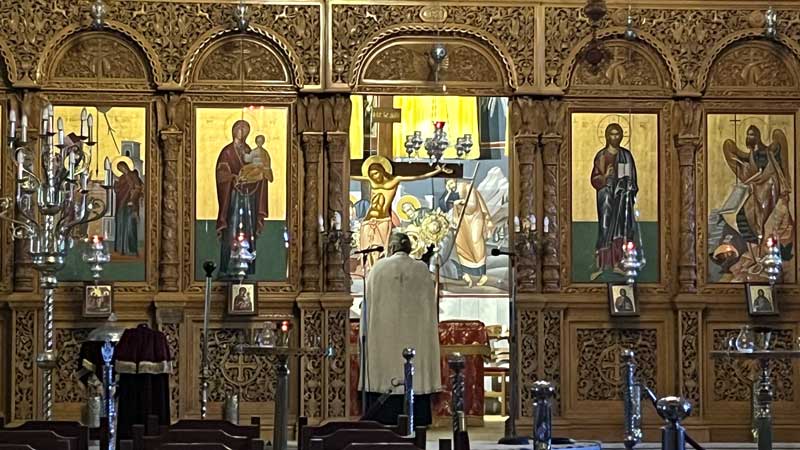 Le pope officiant seul dans son église vide