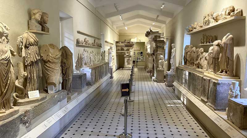 Musee d'Epidaure: galerie du Temple d'Asclepios
