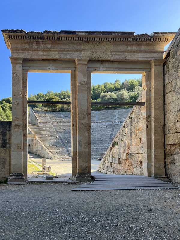 La scène du théâtre d'Épidaure depuis le
                      portail droit