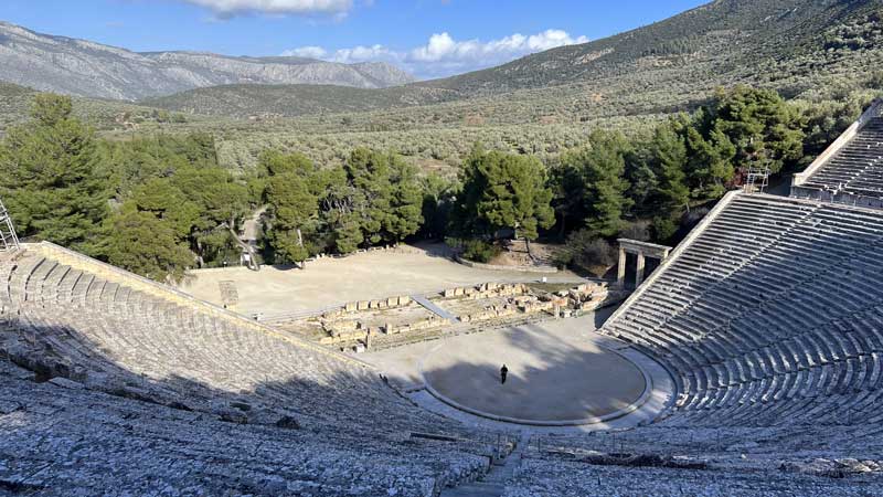 Epidaure-le-theatre-depuis-le-haut-des
                      gradins