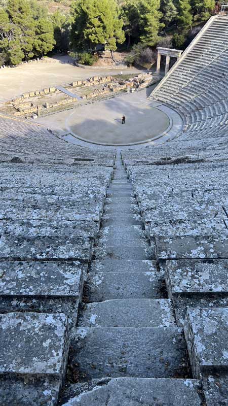 Epidaure : la-scene depuis le haut-d'une
                      allée