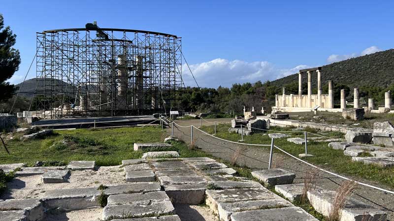 Epidaure-la-Thymele-en-reconstruction-pres-de-l'Abaton