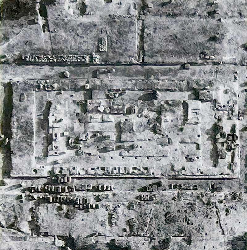 Vue aérienne des fouilles du temple de
                      Poséidon