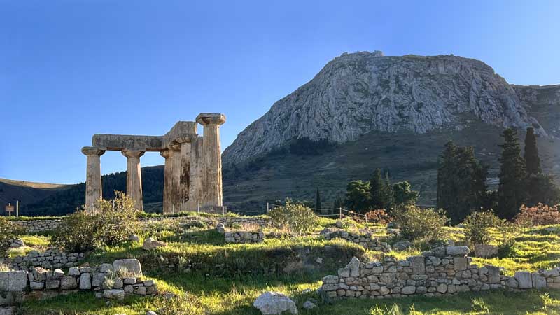 Corinthe-antique : le temple d'Apollon et
                  l'Acrocorinthe
