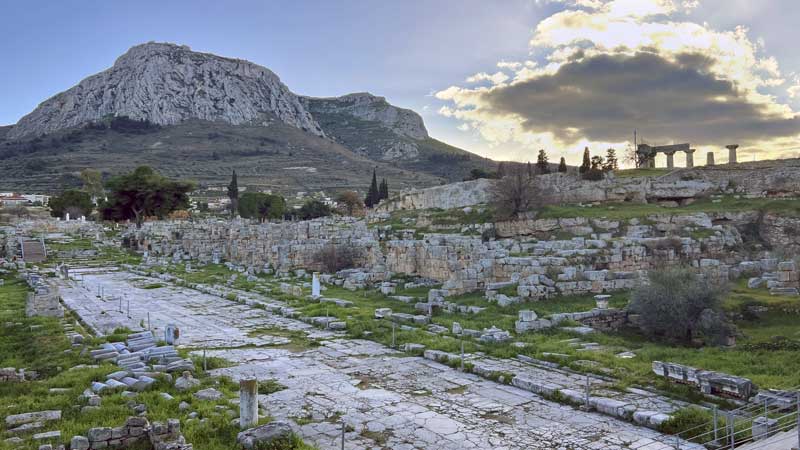 L'Acrocorinthe au-dessus de la Route de Lechaion dans
            l'Antique Corinthe