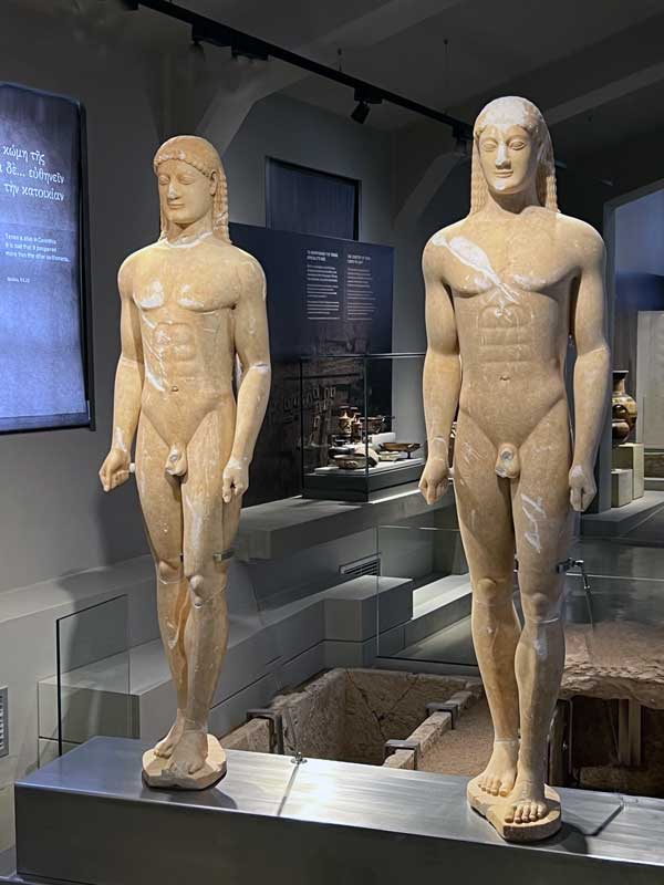 Musée de l'Ancienne Corinthe : kouroi de
                    Klenia