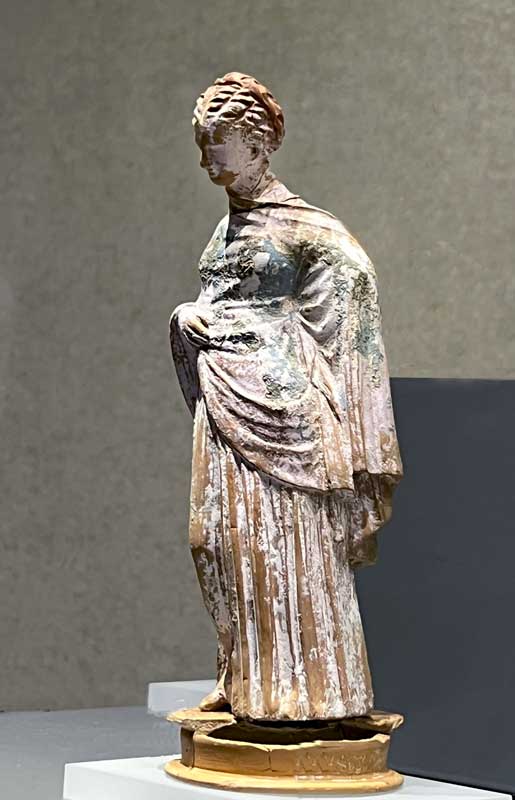 Musée de l'Ancienne Corinthe statuette de femme
                  en argile