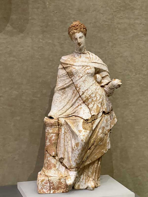 Musée de l'Ancienne Corinthe : statuette de
                  femme en argile