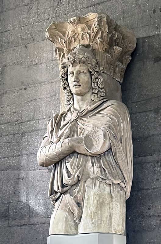 Musee-de-l'Ancienne Corinthe Statues
                  colossales-de-Phrygiens-captifs
                  piliers-de-la-Basilique-Nord-fin-2e.-s.-deb.3e-s.-ap.
                  -J-C