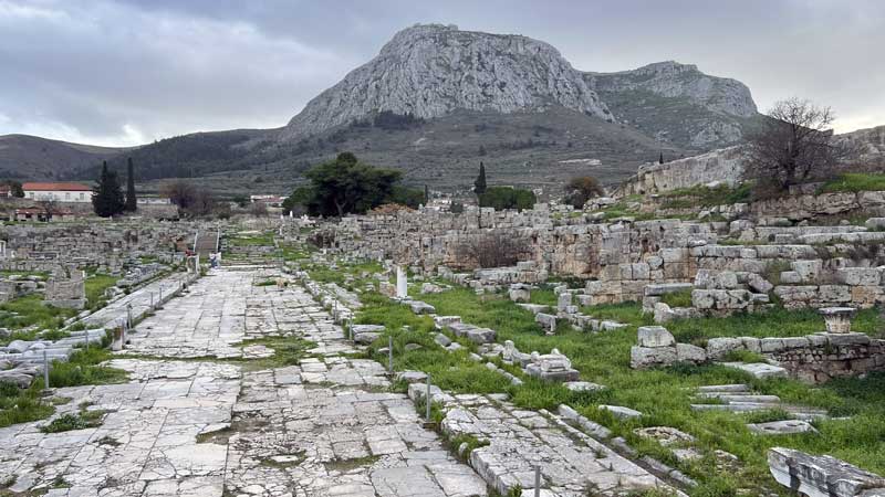 En quittant l'Ancienne Corinthe, la Route de
                  Lechaion et l'Acrocorinthe