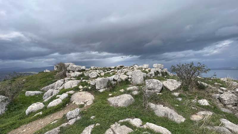 Tout en haut de l'Acrocorinthe, les vestiges du
                  Temple d,Artémis