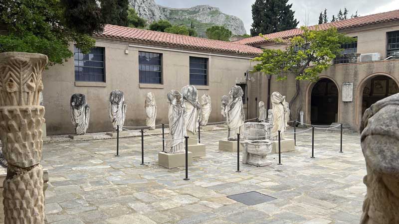 Statues dans la cour du musée de l'Ancienne Corinthe
