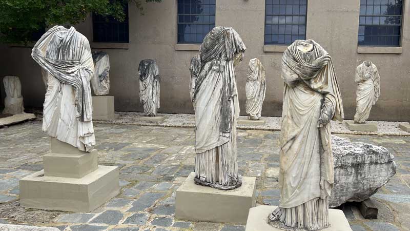 Les fantômes du passé dans la cour du musée de
                  l'Ancienne Corinthe