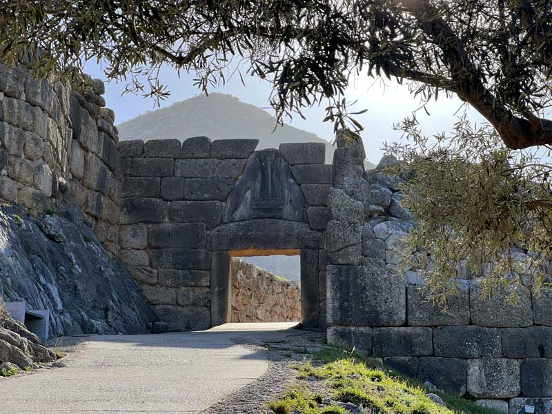Mycenes : la Porte des Lions en haut de la rampe