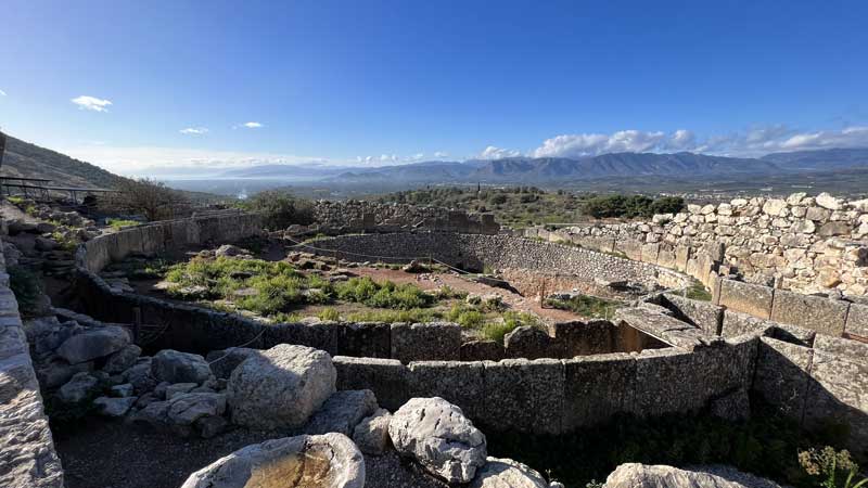 Cercle de tombes A depuis l'entrée de la
                  citadelle de Mycènes