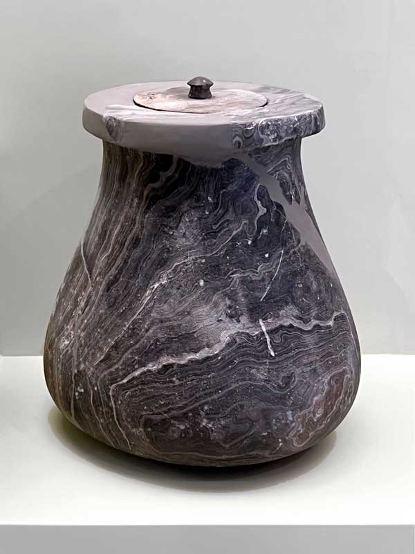 Vase en pierre avec couvercle (1300-1250 av.J-C)
