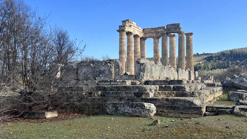 Nemea-le-temple-de-Zeus-sur-son-crepis